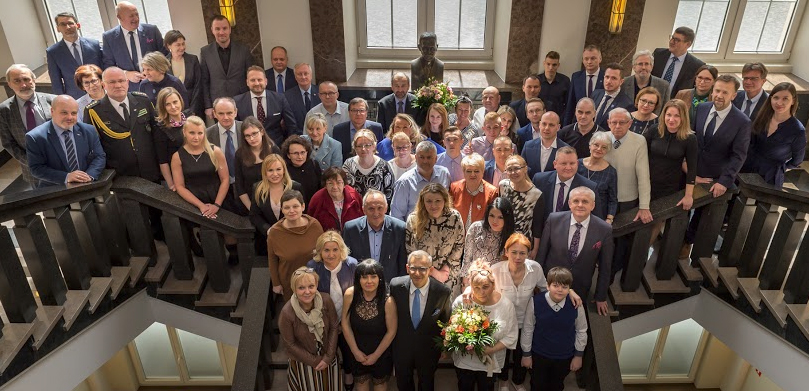 Pamiątkowe zdjęcie uczestników gali rozdania Nagród Przyjaciela Zwierząt