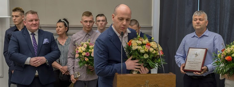 Doktor Radosław Fedaczyński w tle inni laureaci