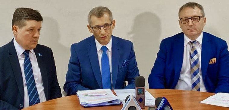 burmistrz Rzgowa Mateusz Kamiński, prezes NIK Krzysztof Kwiatkowski i&nbsp;wicemarszałek województwa łódzkiego Andrzej Górczyński