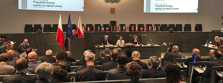 Pierwszy Sędzia Sądu Najwyższego Małgorzata Gersdorf wita gości konferencji Przyszłość Europy opartej na&nbsp;rządach prawa