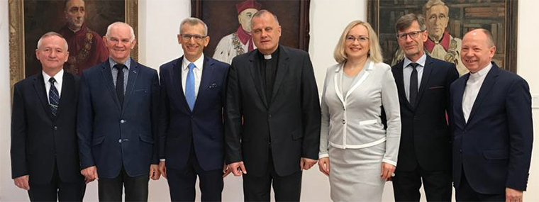 Edward Lis, Dyrektor Delegatury NIK w&nbsp;Lublinie; prof. Marian Żukowski, KUL ; Krzysztof Kwiatkowski, Prezes NIK; ks. prof. Antoni Dębiński, Rektor KUL; dr hab. Jadwiga Potrzeszcz, prof. KUL; prof. Dariusz Dudek, KUL; członek Kolegium NIK ks. dr hab. Włodzimierz Broński, prof. KUL