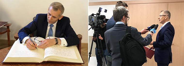 Prezes NIK wpisuje się&nbsp;do księgi pamiątkowej KUL i&nbsp;udziela wywiadu lokalnym mediom