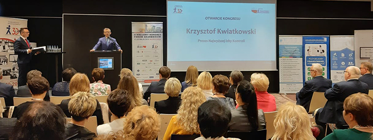 Prezes NIK Krzysztof Kwiatkowski przemawia do&nbsp;uczestników Kongresu Skarbników Samorządowych