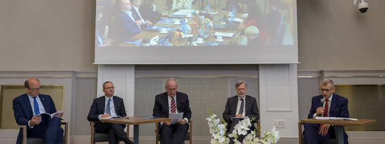 Uczestnicy panelu dyskusyjnego w ramach spotkania w NIK powyżej ekran wideo