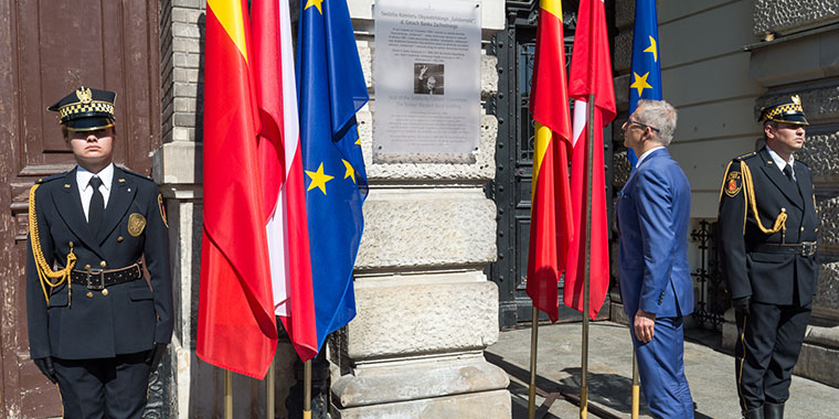 Prezes NIK składa hołd przed tablicą upamiętniająca wybory 4 czerwca