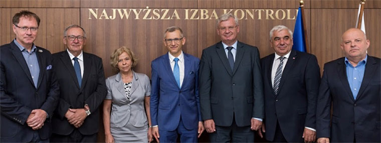 dyrektor Delegatury NIK w Warszawie Andrzej Panasiuk, senator Parlamentu Republiki Czeskiej Jaroslav Malý, wicedyrektor Delegatury NIK w Warszawie Wiesława Bronisz, prezes NIK Krzysztof Kwiatkowski, przewodniczący komisji ds. Mandatu i Immunitetu Senatu Parlamentu Republiki Czeskiej Ivo Bárek, senator Parlamentu Republiki Czeskiej Jiří Vosecký, wicedyrektor Delegatury NIK w Warszawie Wojciech Wojciechowski