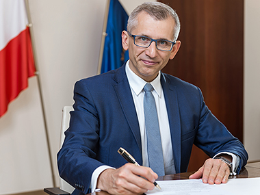 Prezes NIK Krzysztof Kwiatkowski podpisuje dokument