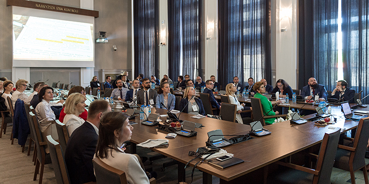 Goście oglądają film o&nbsp;historii NIK