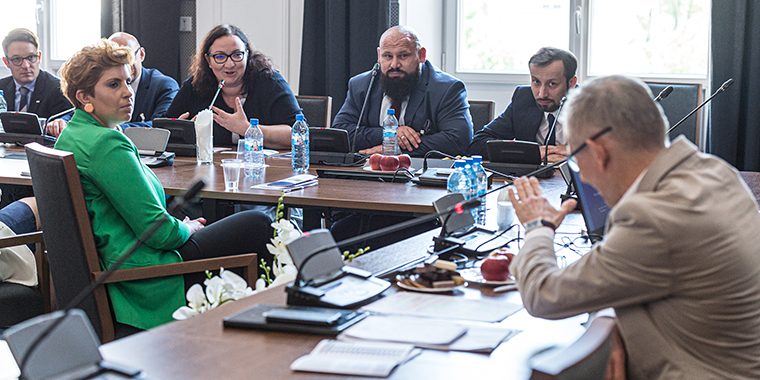 Prezes NIK Krzysztof Kwiatkowski rozmawia z&nbsp;gośćmi ze&nbsp;Szkoły Liderów