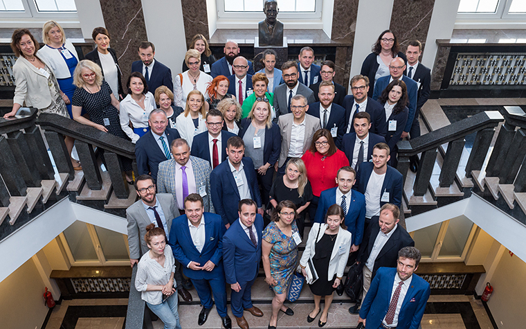 Pamiątkowe zdjęcie gości ze&nbsp;Szkoły Liderów z&nbsp;Prezesem NIK Krzysztofem Kwiatkowskim na&nbsp;schodach w&nbsp;holu wejściowym siedziby NIK