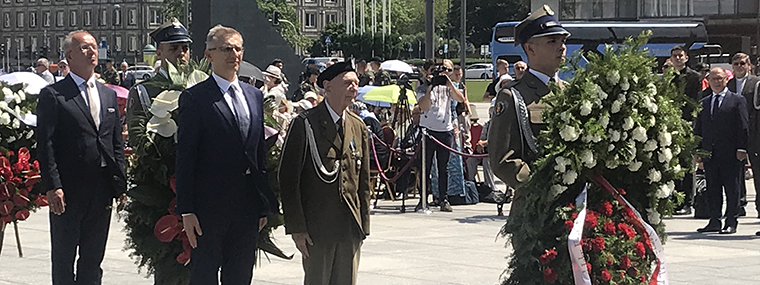Prezes NIK Krzysztof Kwiatkowski składa wieniec przez Grobem Nieznanego Żołnierza w&nbsp;dniu Pamięci Ofiar Niemieckich Nazistowskich Obozów Koncentracyjnych i&nbsp;Obozów Zagłady