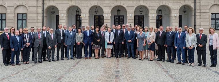 Uczestnicy spotkania Komitetu Kontaktowego na dziedzińcu Pałacu Prezydenckiego