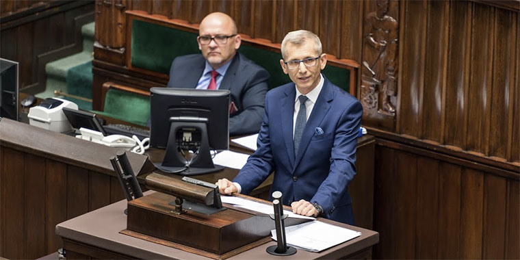 Prezes NIK Krzysztof Kwiatkowski przedstawia sprawozdanie z działalności NIK w Sejmie RP - w tle przedstawiciel obsługi Sejmu