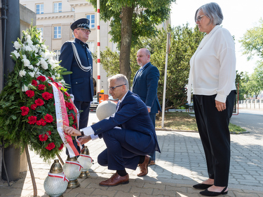 Prezes NIK składa wieniec przed znakiem Polski Walczącej