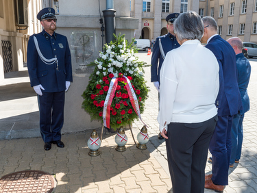 Prezes NIK przed znakiem Polski Walczącej