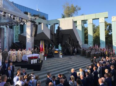 Msza przed pomnikiem Powstania Warszawskiego