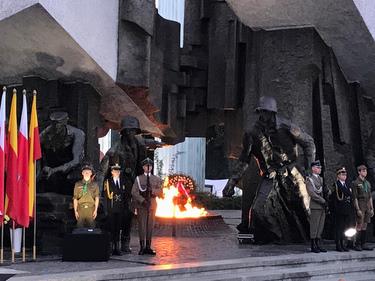 apel poległych przed pomnikiem Powstania Warszawskiego