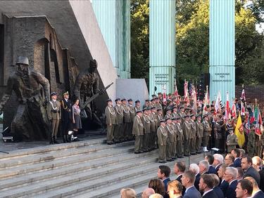 Uroczystość przed pomnikiem Powstania Warszawskiego