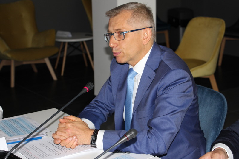 Prezes NIK Krzysztof Kwiatkowski podczas panelu o składowisku w Zgierzu