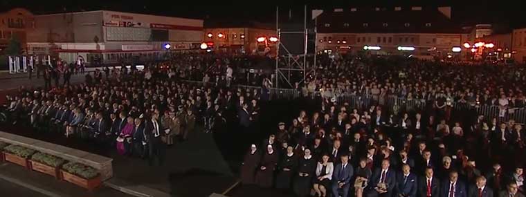 Uczestnicy uroczystości w&nbsp;Wieluniu zgromadzeni na&nbsp;placu