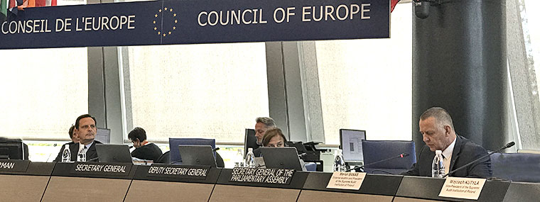 Prezes NIK Marian Banaś przemawia na posiedzeniu Komitetu Ministrów Rady Europy