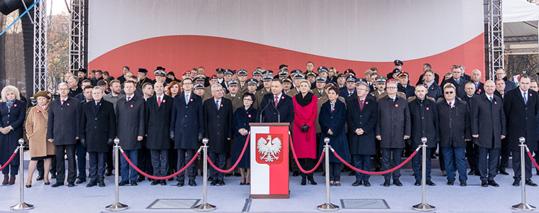 Trybuna honorowa obchodów Święta Niepodległości przy Grobie Nieznanego Żołnierza, na&nbsp;przodzie Prezydent Andrzej Duda