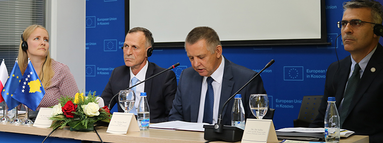 Prezes NIK Marian Banaś przemawia na spotkaniu w NOK Kosowa