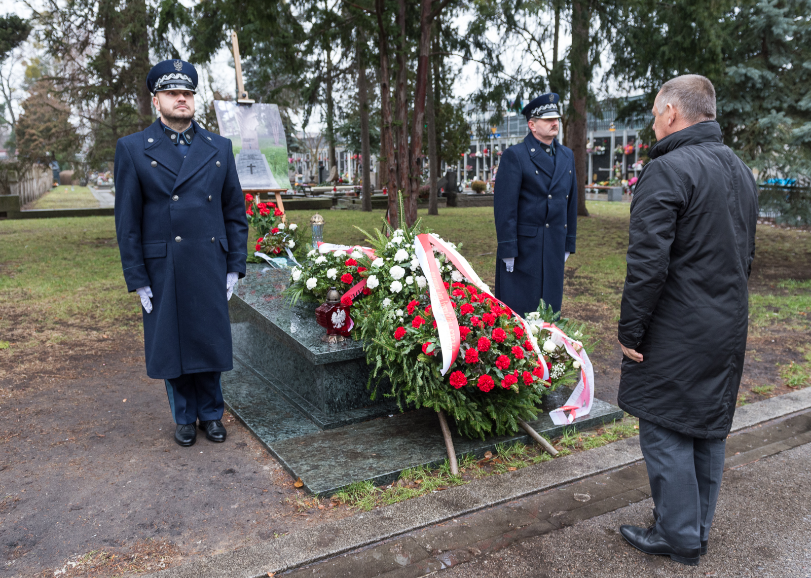 Prezes NIK Marian Banaś przed grobem Jana Olszewskiego w 38. rocznicę stanu wojennego