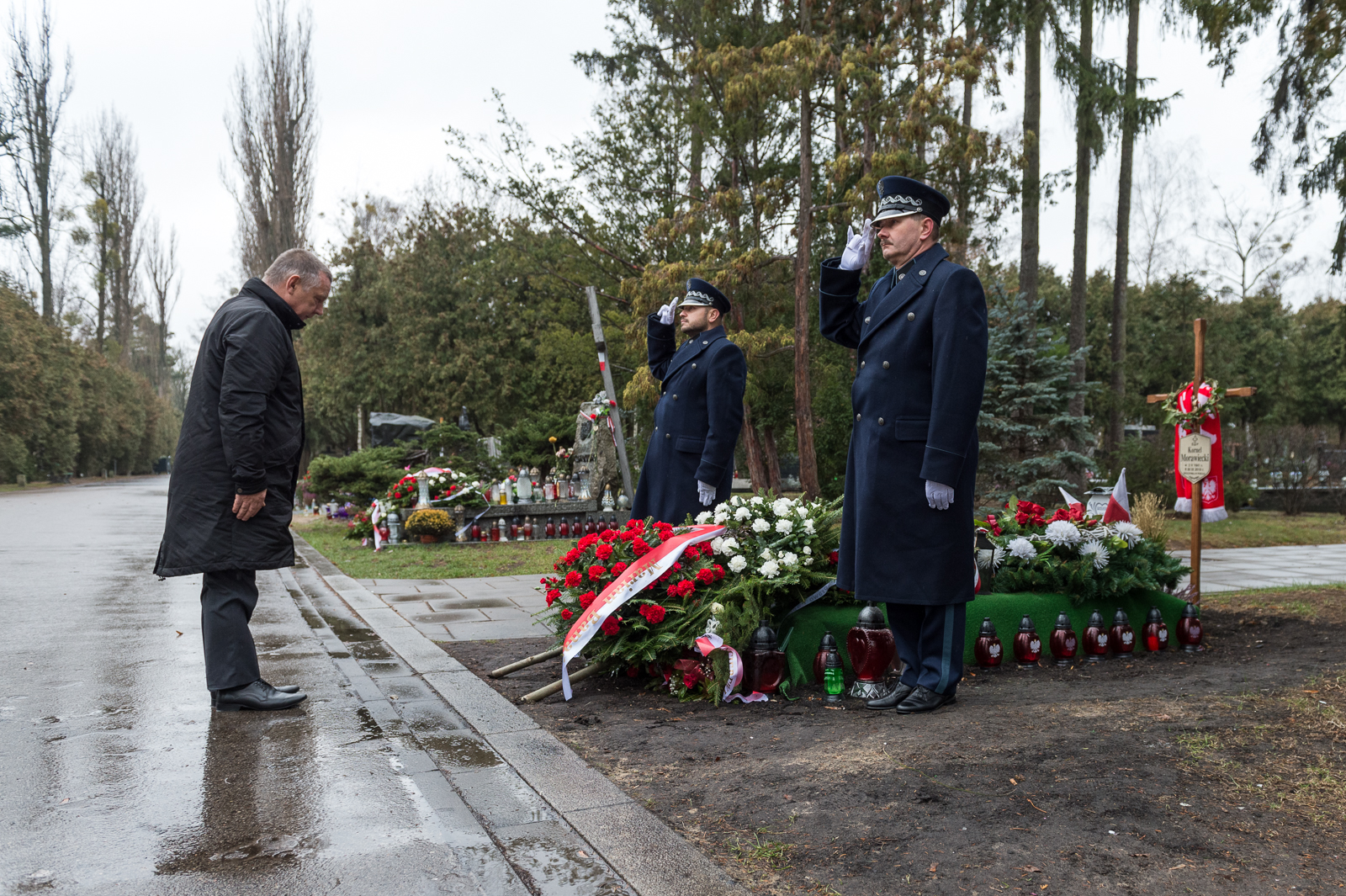 Prezes NIK Marian Banaś przed grobem Kornela Morawieckiego w 38. rocznicę stanu wojennego