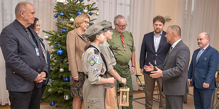 Uroczystość przekazania Światełka Pokoju kierownictwu NIK