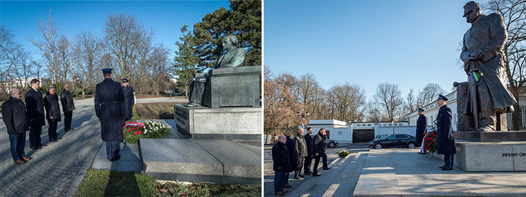 Przedstawiciele kierownictwa NIK składają kwiaty pod pomnikiem Ignacego Paderewskiego i&nbsp;Józefa Piłsudskiego
