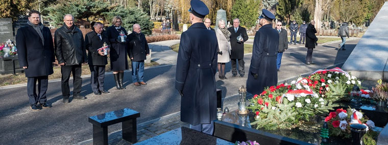 Przedstawiciele kierownictwa NIK składają kwiaty na&nbsp;Cmentarzu Powązkowskim