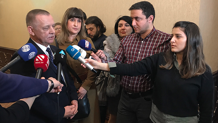 Prezes NIK Marian Banaś odpowiada na&nbsp;pytania dziennikarzy