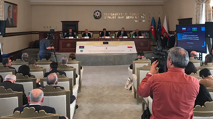 Konferencja zamykająca projekt współpracy bliźniaczej w&nbsp;Azerbejdżanie, widok na&nbsp;salę i&nbsp;prezydium