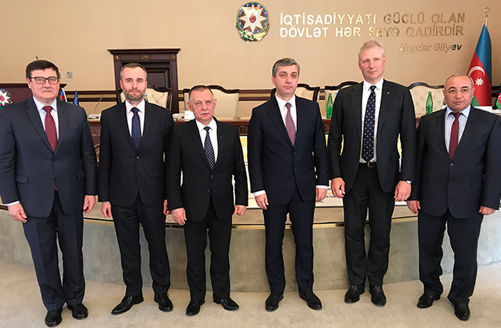 Uczestnicy konferencji zamykającej projekt: Radca prezesa  NIK,  Kierownik Projektu Wojciech Kutyła, Ambasador RP w&nbsp;Azerbejdżanie Rafał Poborski, Prezes NIK Marian Banaś, Przewodniczący Izby Obrachunkowej Azerbejdżanu Vugar Gulgmammadov, Ambasador Unii Europejskiej w&nbsp;Azerbejdżanie Kestutis Jankauskas , Zastępca Przewodniczącego Izby Obrachunkowej Azerbejdżanu Adil Maharramov