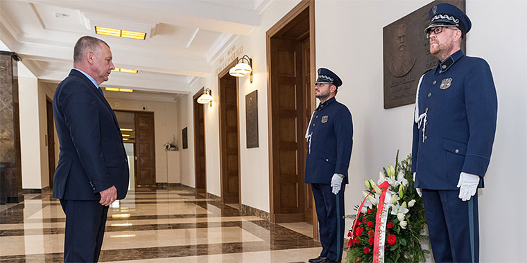 Prezes NIK Marian Banaś składa hołd przed tablicą poświęconą Józefowi Piłsudskiemu