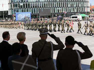 Widok z&nbsp;trybuny honorowej na&nbsp;defiladę wojsk