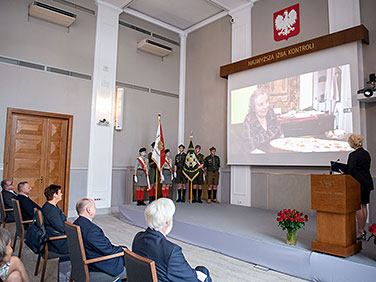 Uczestnicy oglądają film ze spotkania z córką Adama Gręplowskiego