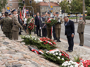 Prezes NIK Marian Banaś składa hołd przed pomnikiem Poległym i Pomordowanym na Wschodzie