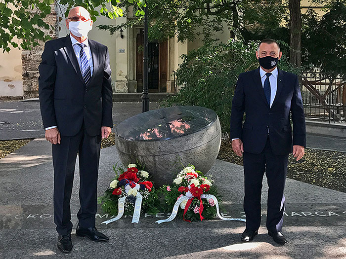 Szef Najwyższego Urzędu Kontroli Republiki Słowackiej Karol Mitrik i&nbsp;Prezes NIK Marian Banaś przy pomniku upamiętniającym &bdquo;manifestację świeczkową&rdquo; z&nbsp;1988 roku.