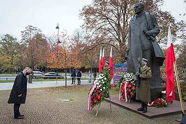 Prezes NIK Marian Banaś oddaje hołd przed pomnikiem Romana Dmowskiego