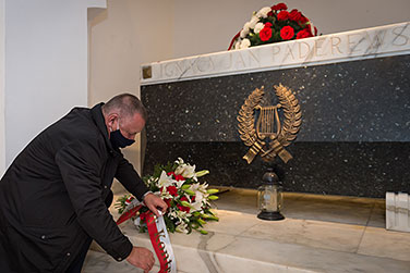 NIK President Marian Banaś laying wreath in St John's Archcathedral in Warsaw Old Town