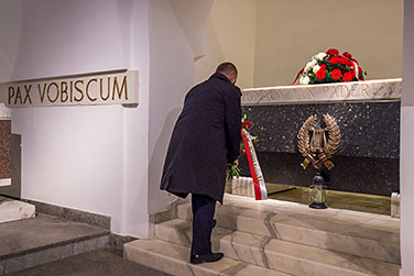 NIK President Marian Banaś laying wreath in St John's Archcathedral in Warsaw Old Town