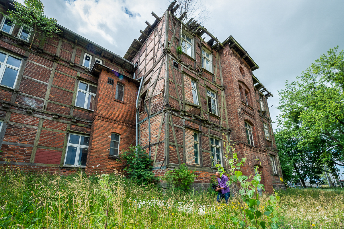 Former KL Soldau building in Działdowo - one of the walls covered by greenery on higher floors of the building