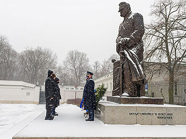 NIK management laying wreaths at the monument of Marshall Józef Piłsudski