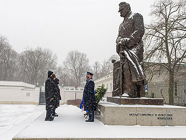 Kierownictwo NIK składa wieniec przed pomnikiem Marszałka Józefa Piłsudskiego