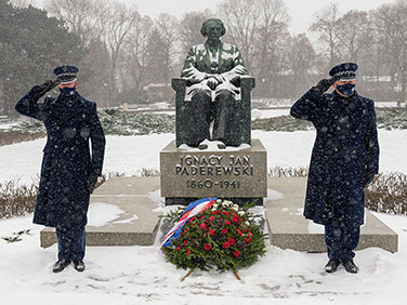 NIK's guard of honour at the monument of Prime Minister Ignacy Jan Paderewski
