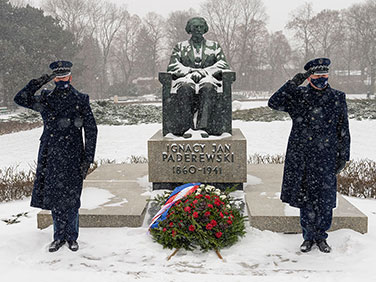 Warta honorowa strażników NIK przed pomnikiem Ignacego Paderewskiego