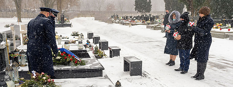NIK management lighting candles on the grave of NIK employees who were killed in the plane crash near Smoleńsk