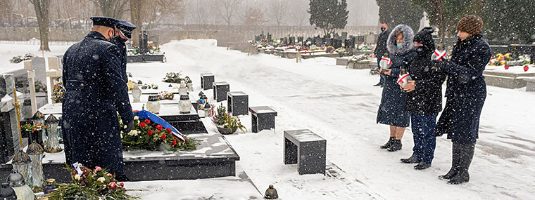 Kierownictwo NIK składa znicze na grobach pracowników NIK którzy zginęli w katastrofie lotniczej w Smoleńsku